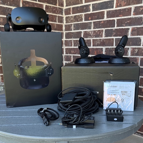 HP Reverb G2 VR Headset with Accessories - Picture 1 of 17